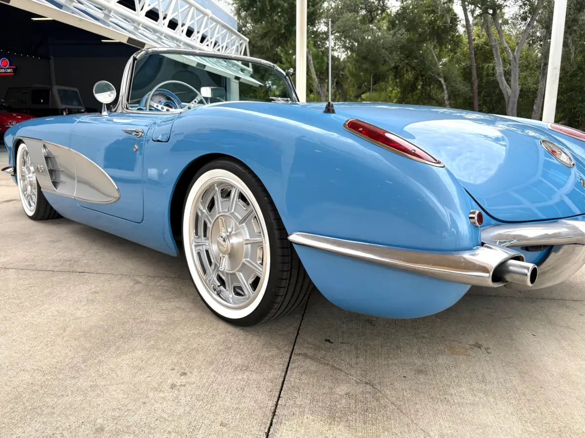 Vehicle photo 15