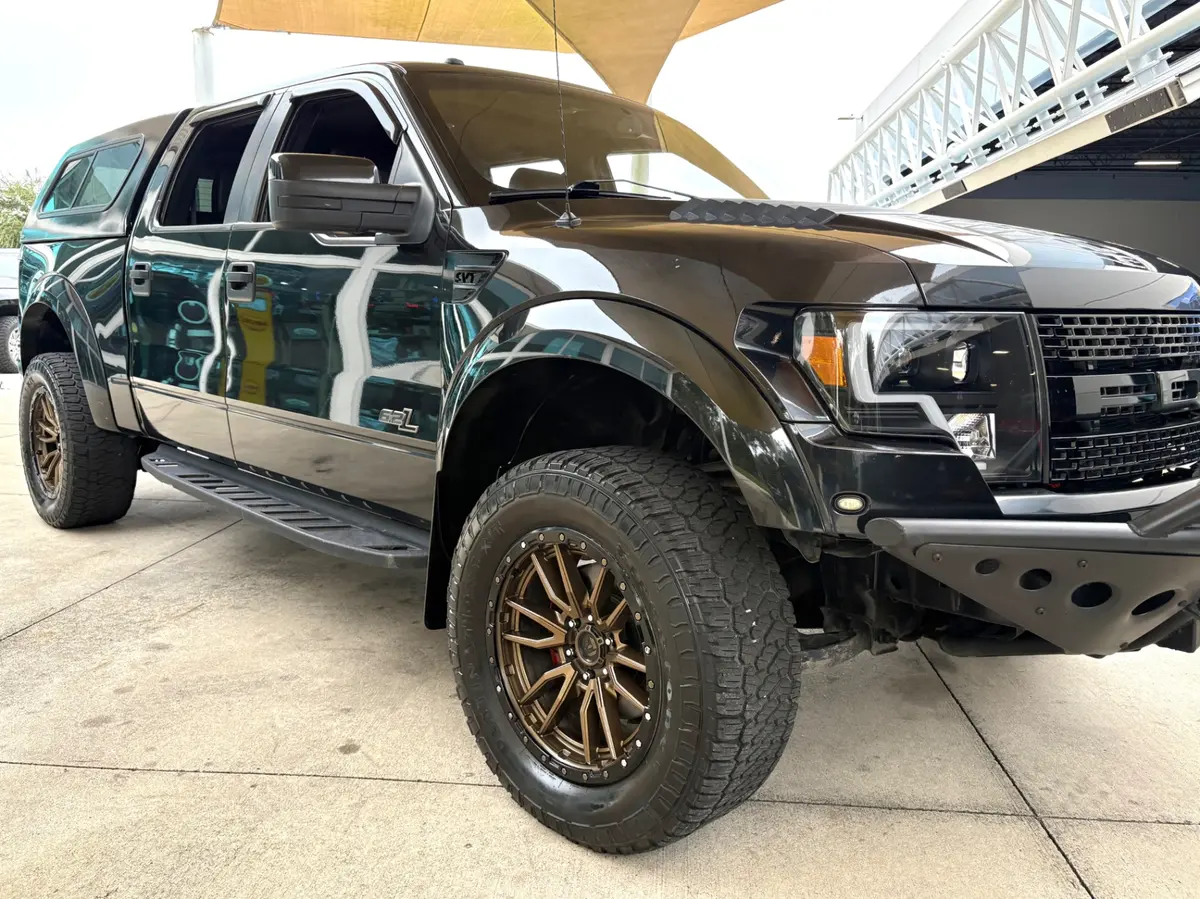 Vehicle photo 19