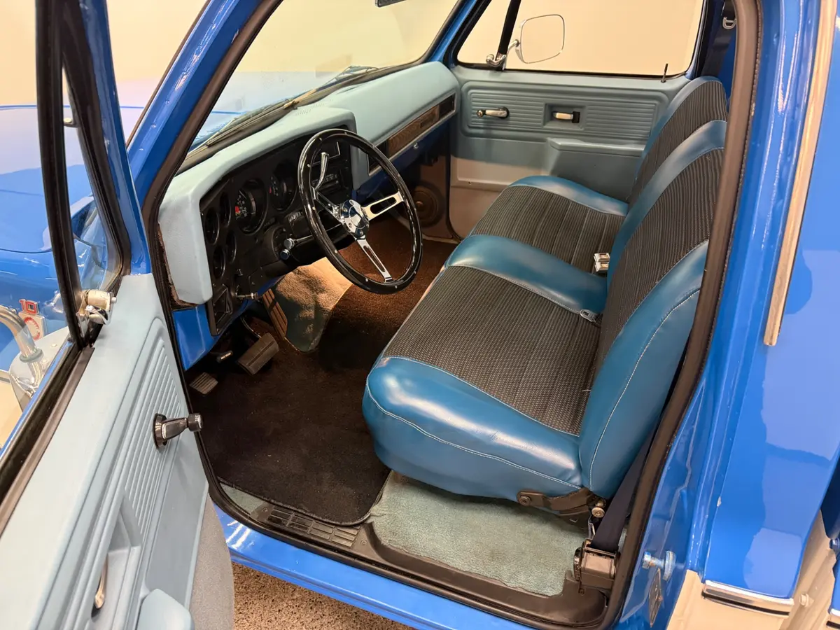 Vehicle photo 18