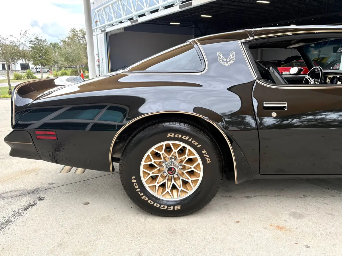 Vehicle photo 22
