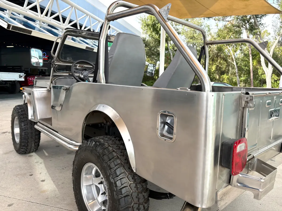 Vehicle photo 15