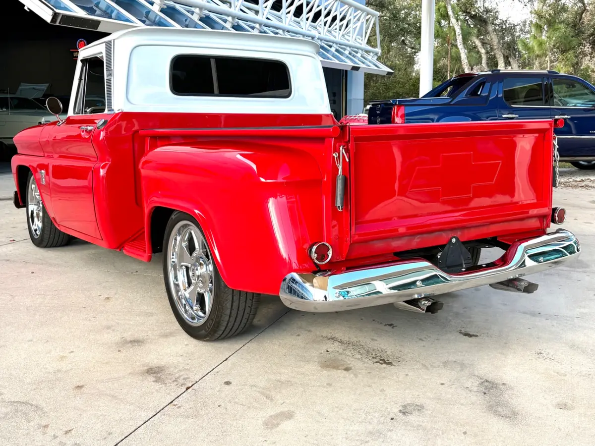 Vehicle photo 9