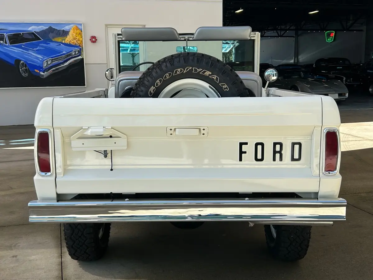 Vehicle photo 6