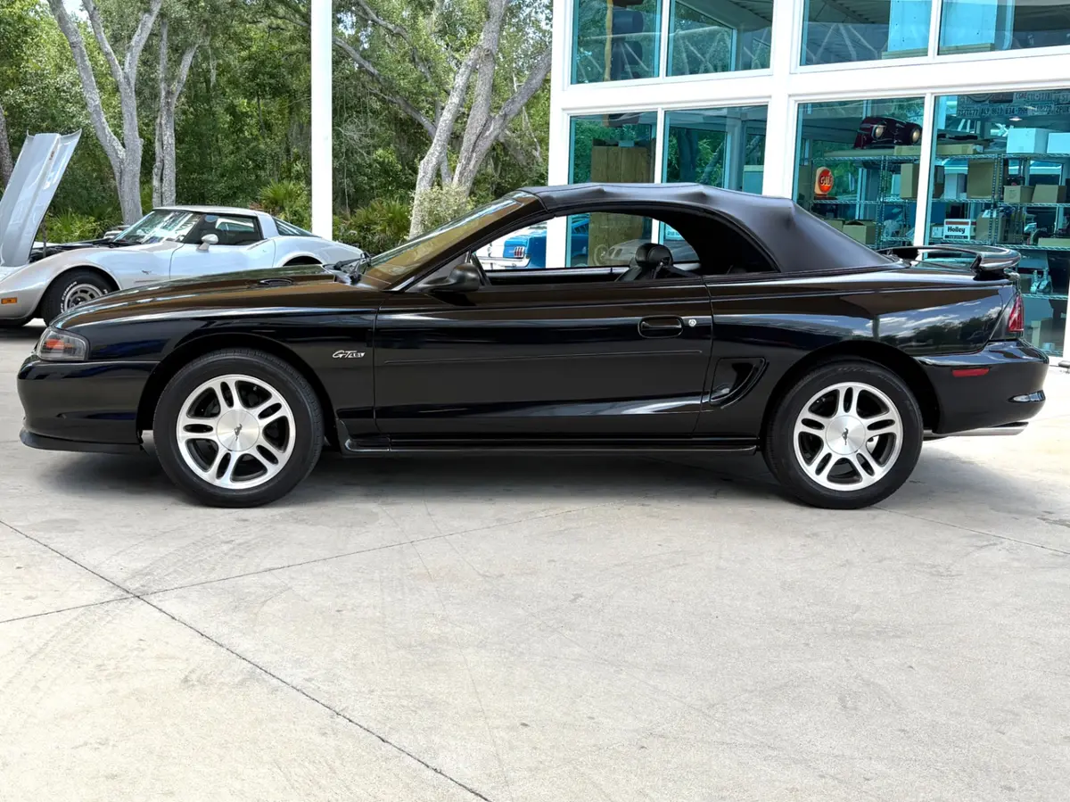 Vehicle photo 24