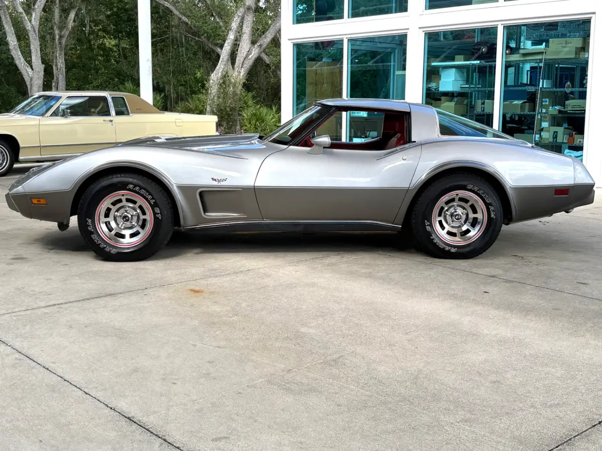 Vehicle photo 10