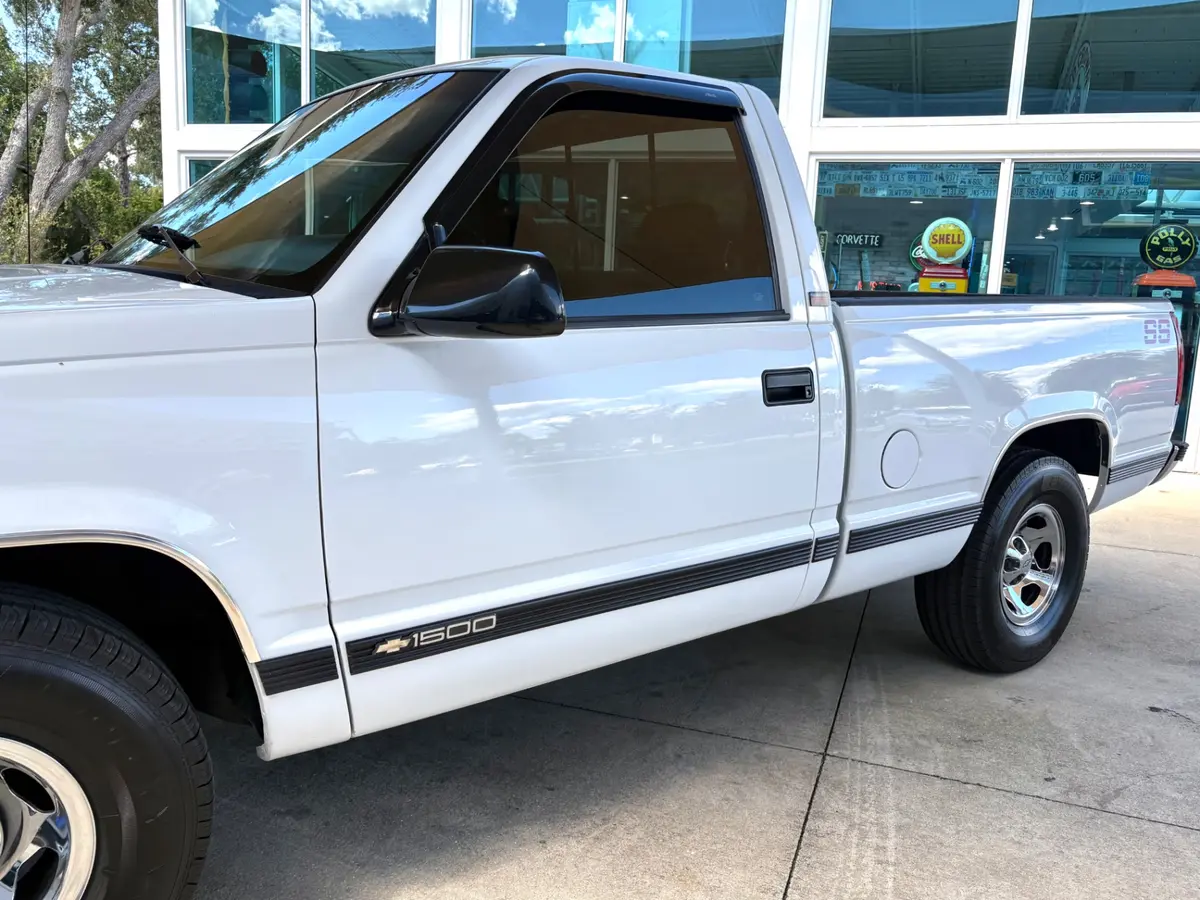 Vehicle photo 13