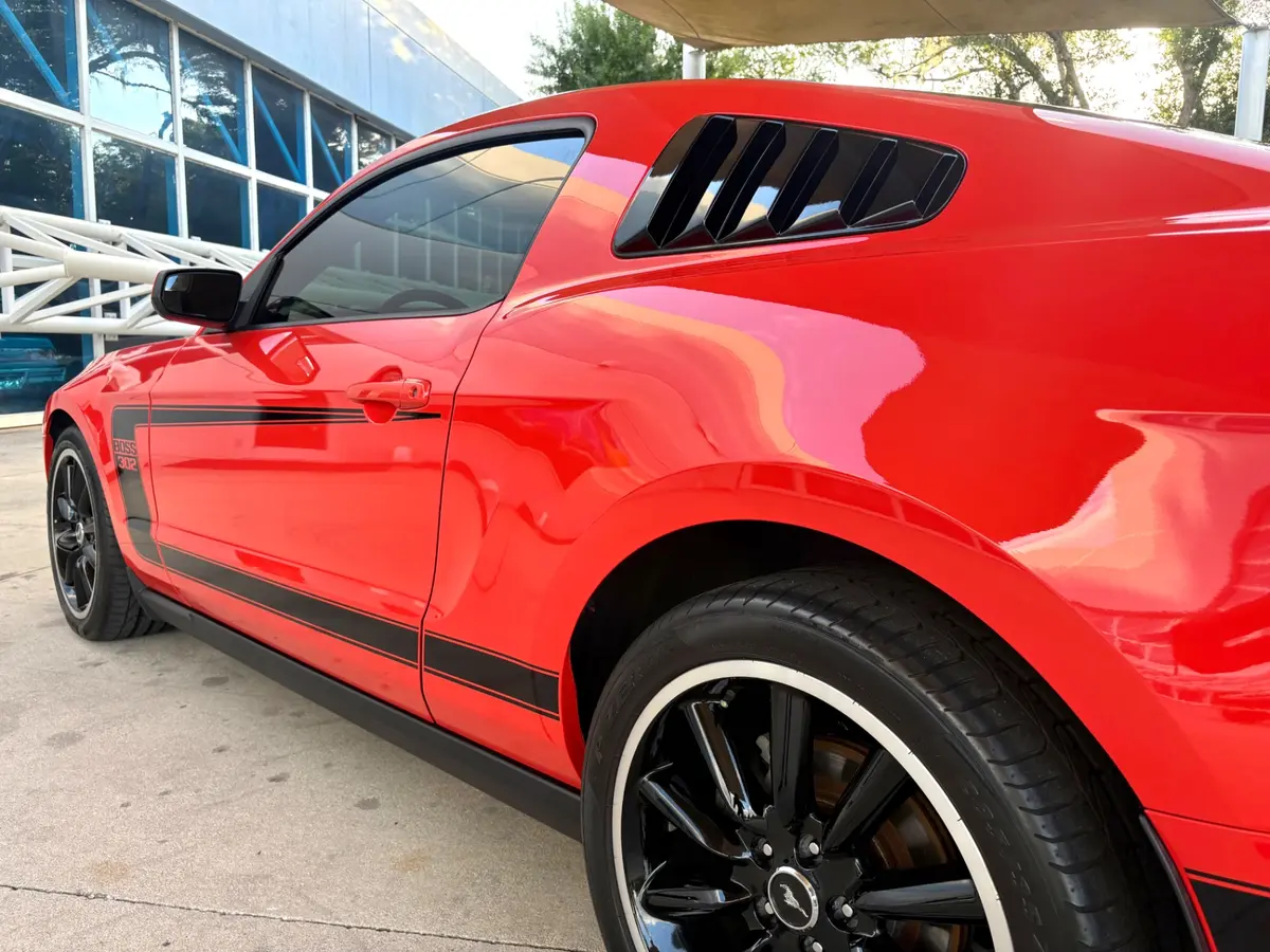 Vehicle photo 14