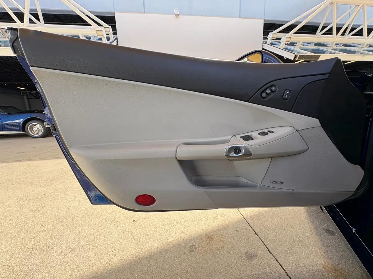 Vehicle photo 30