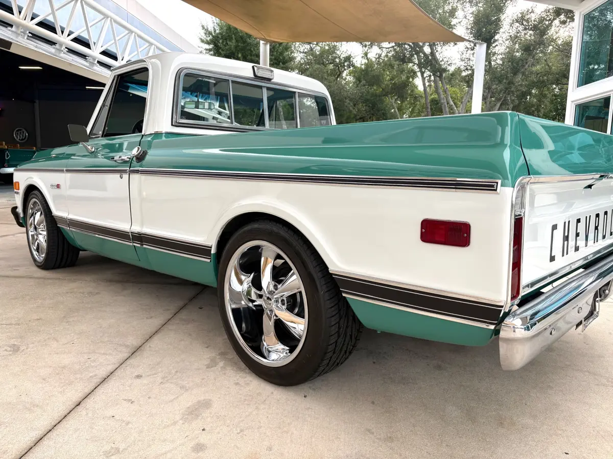 Vehicle photo 16