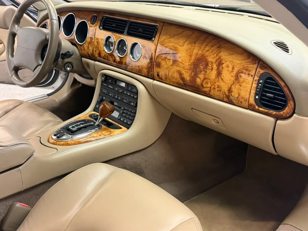 Vehicle photo 26