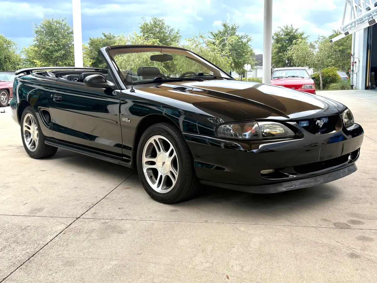 Vehicle photo 4