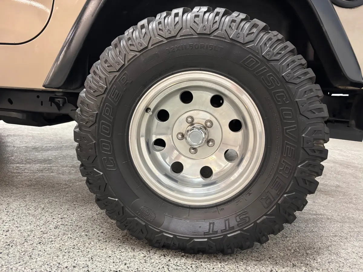 Vehicle photo 12