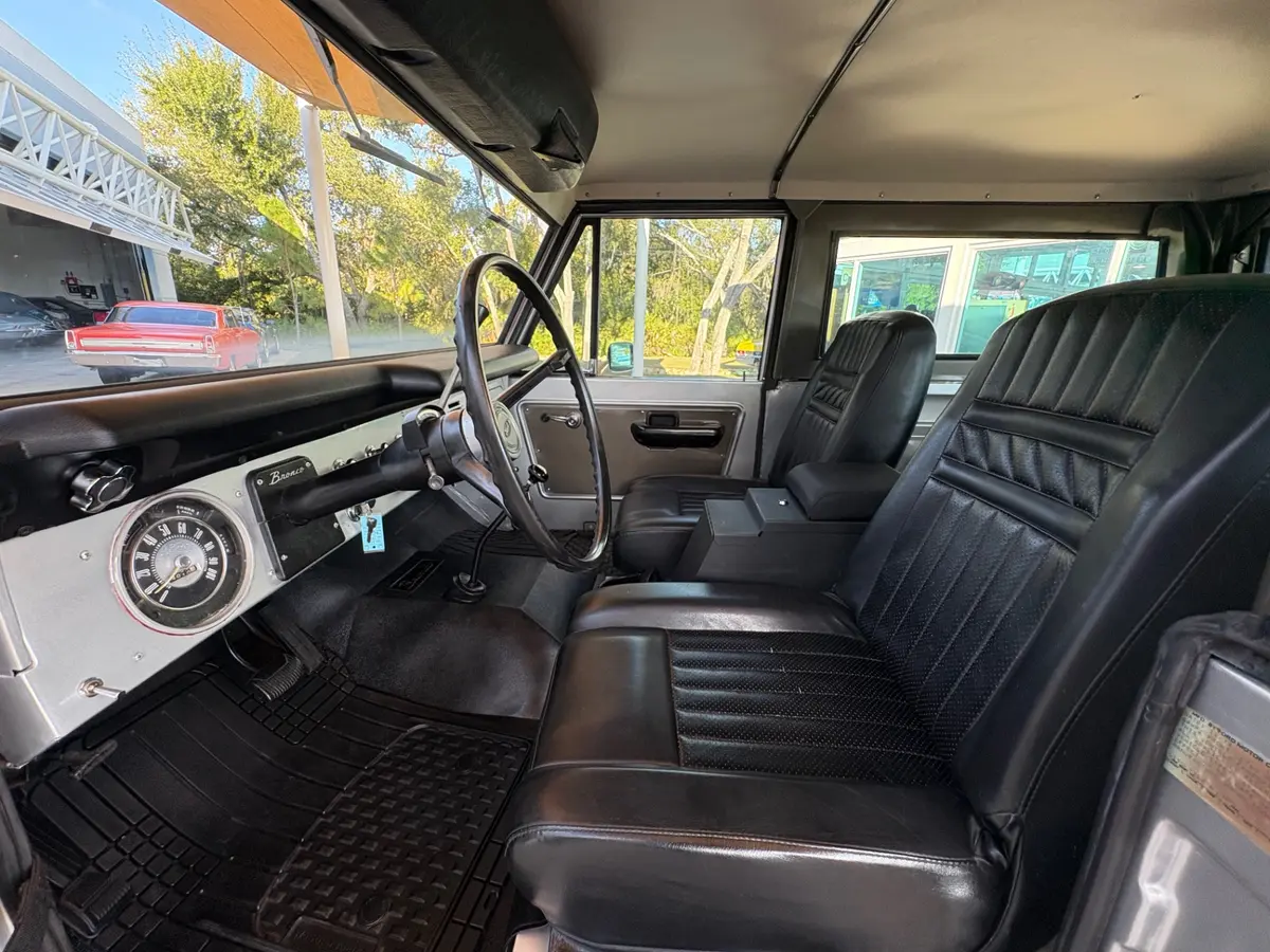 Vehicle photo 32