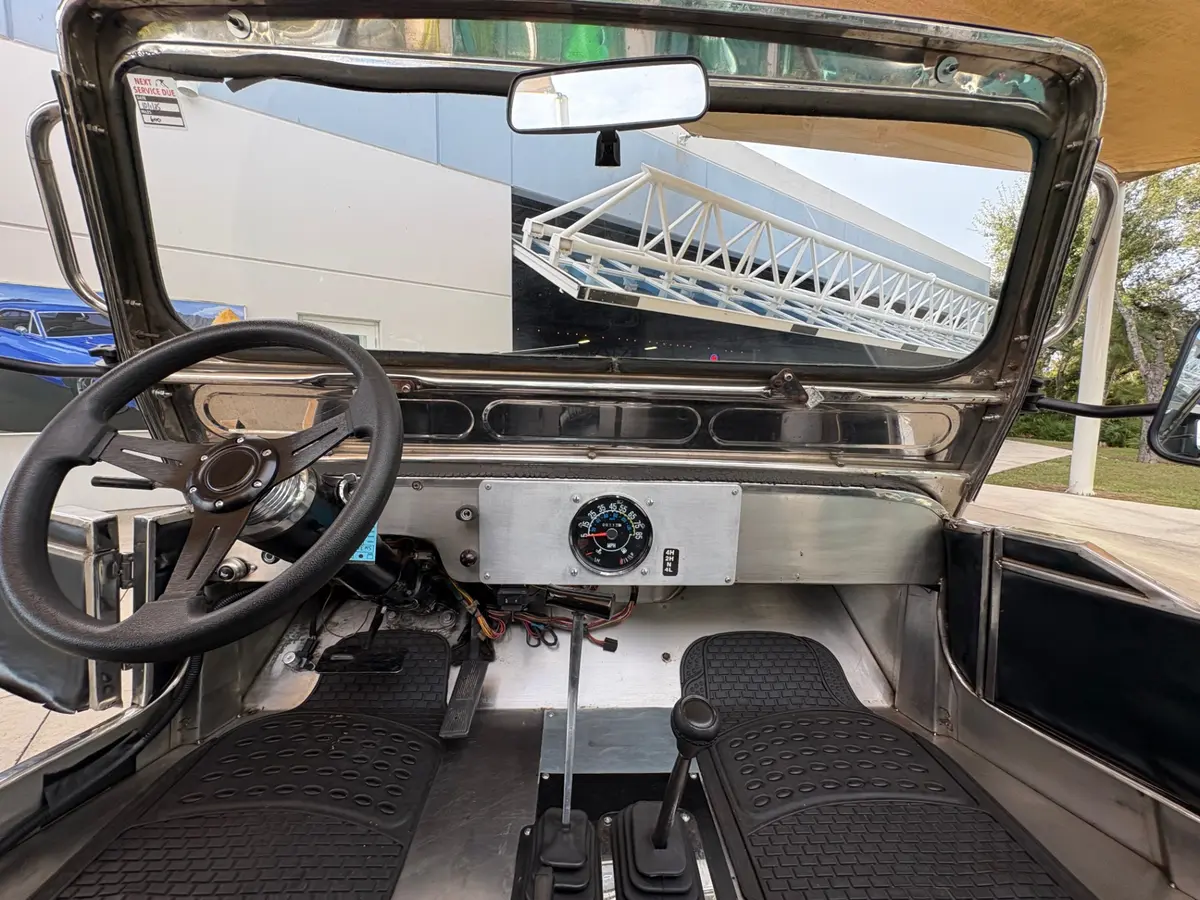Vehicle photo 35