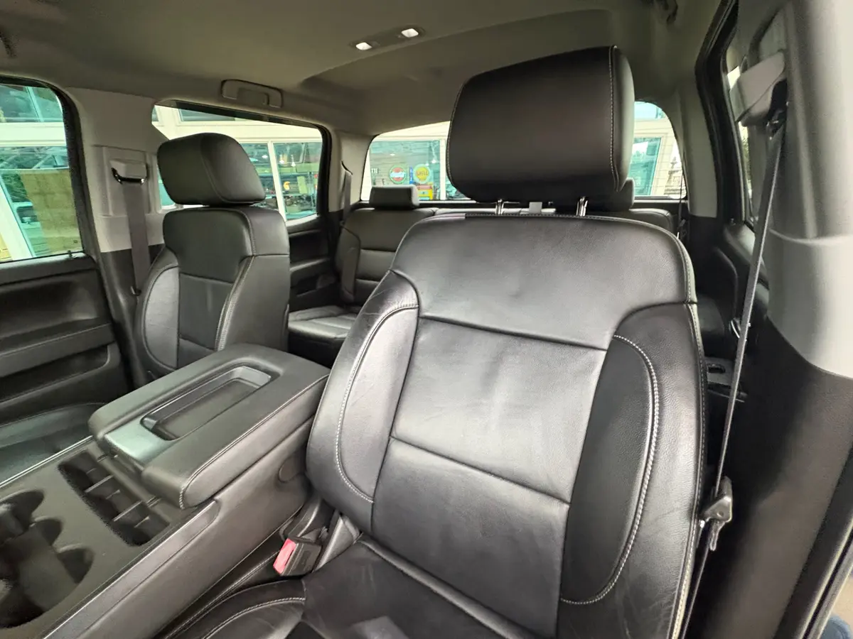 Vehicle photo 33