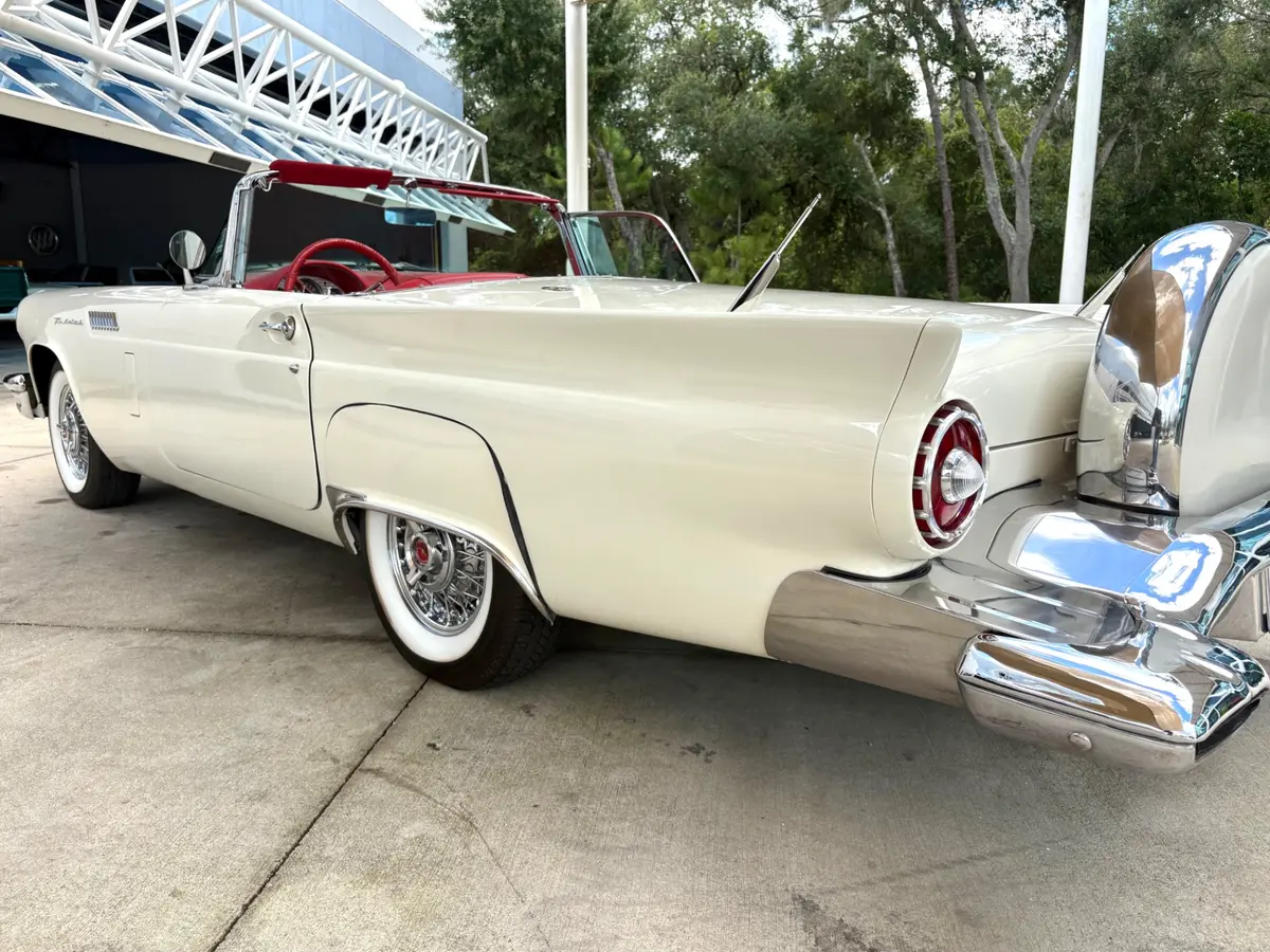 Vehicle photo 15