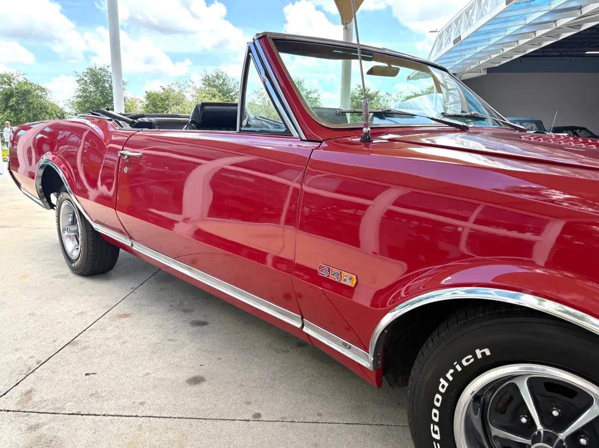 Vehicle photo 18
