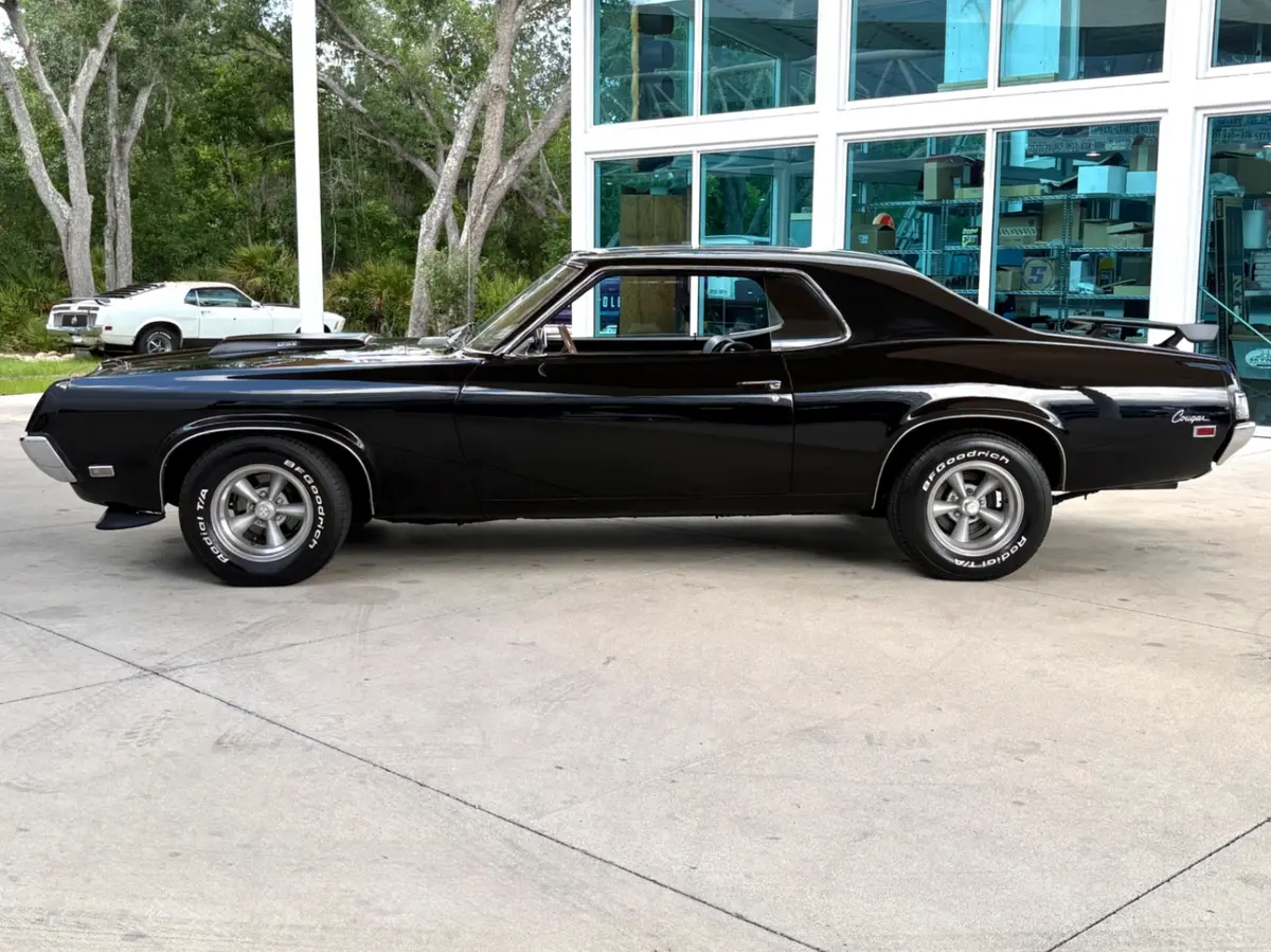 Vehicle photo 10