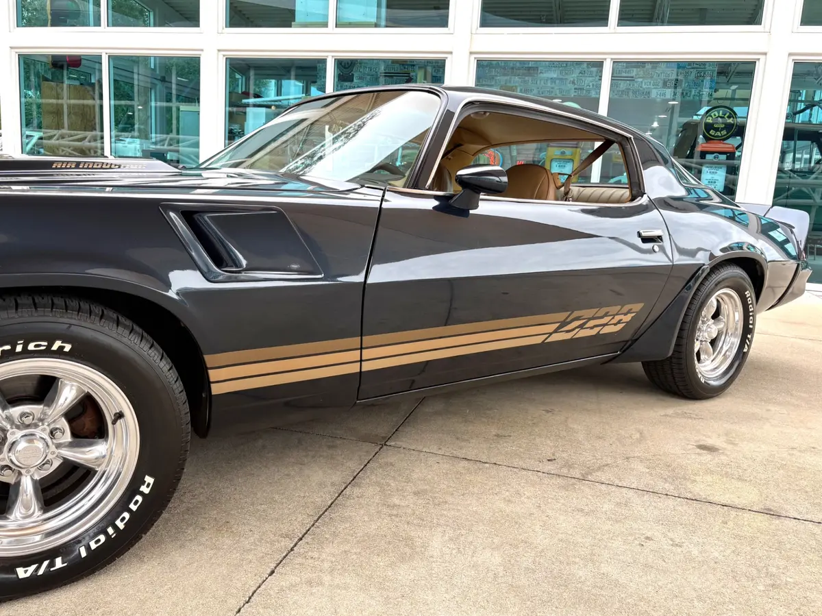 Vehicle photo 13