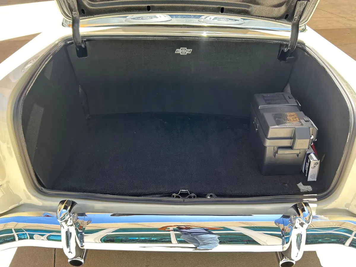 Vehicle photo 8