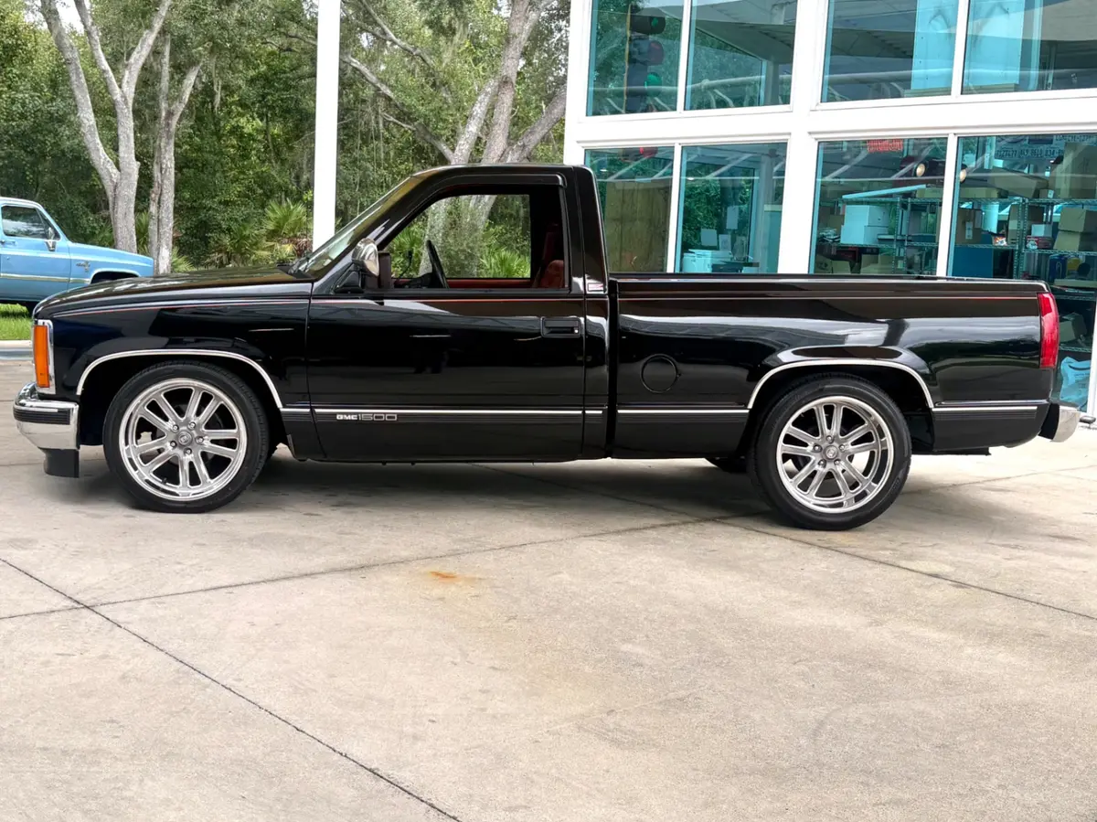 Vehicle photo 10