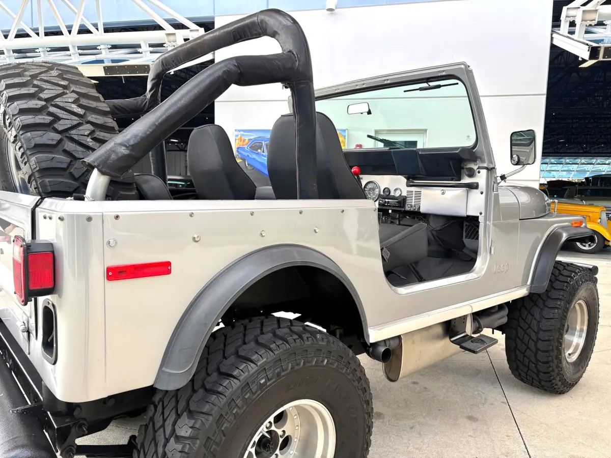 Vehicle photo 16