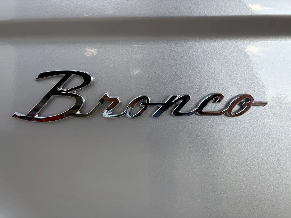 Vehicle photo 21