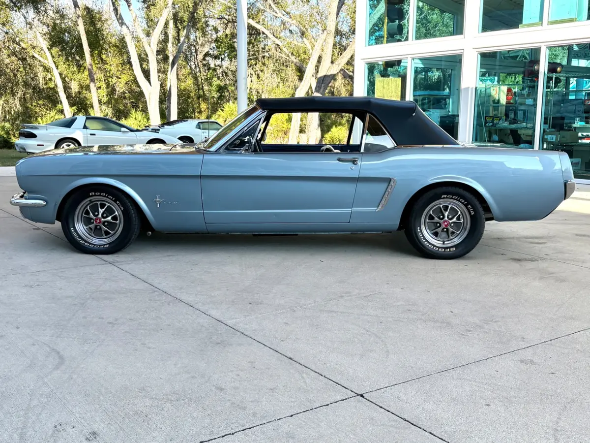 Vehicle photo 25