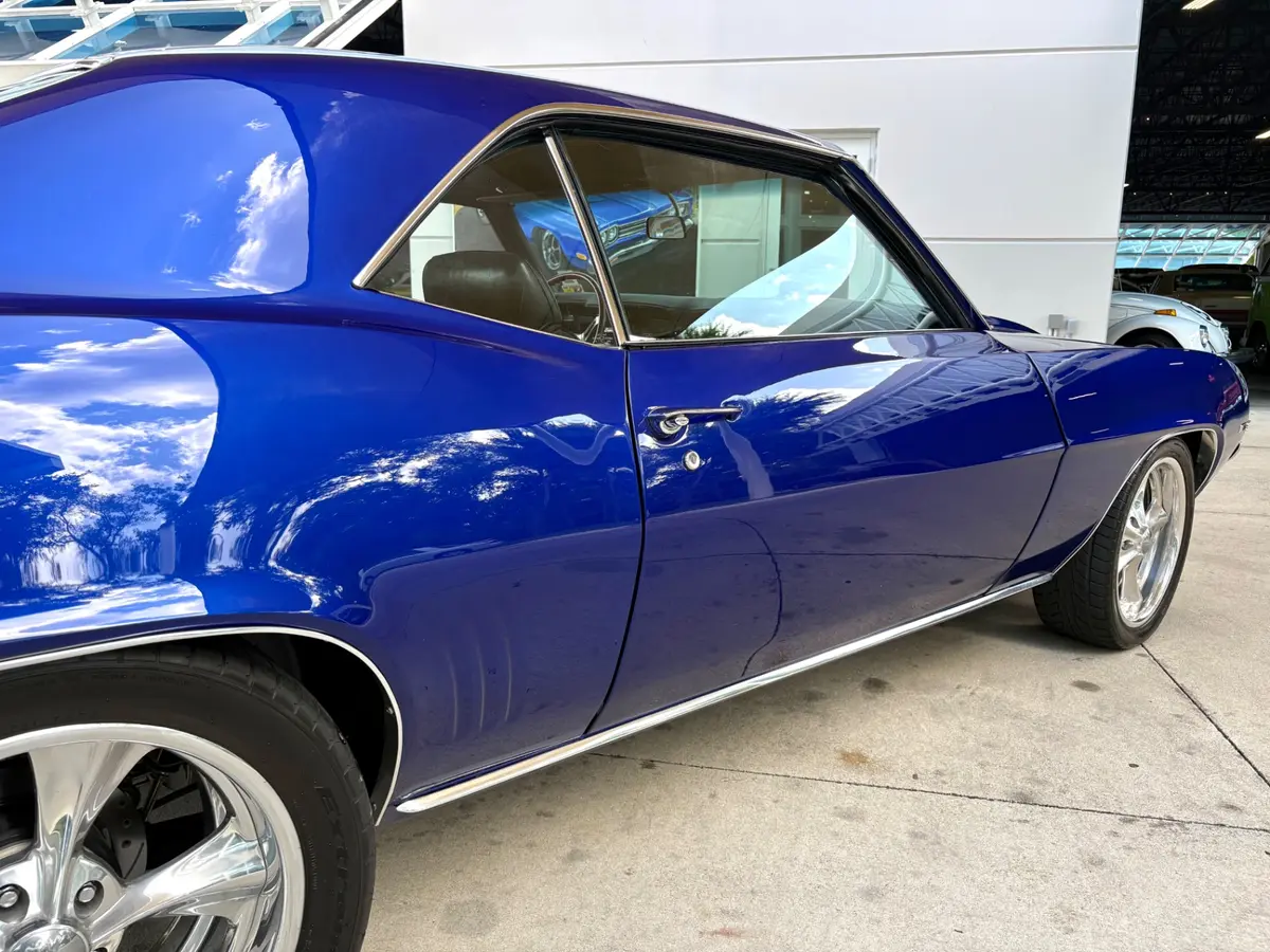 Vehicle photo 17