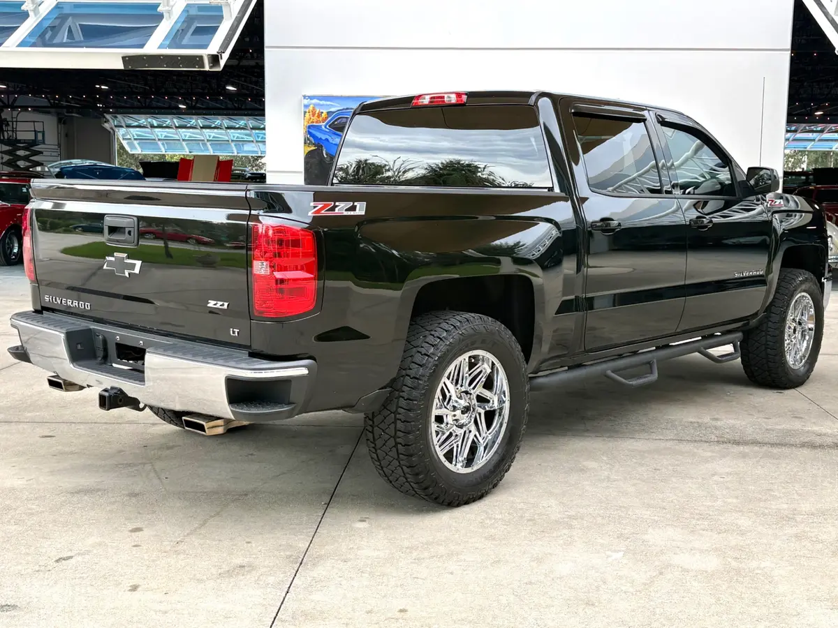 Vehicle photo 6