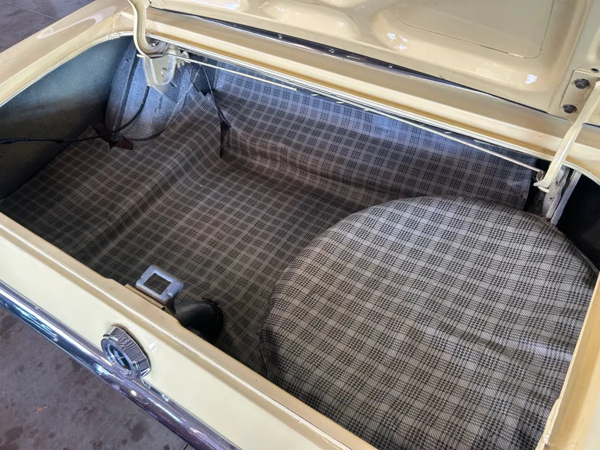 Vehicle photo 7