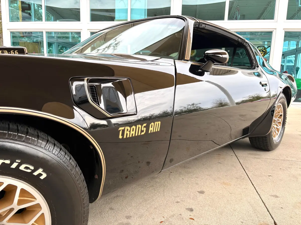 Vehicle photo 14