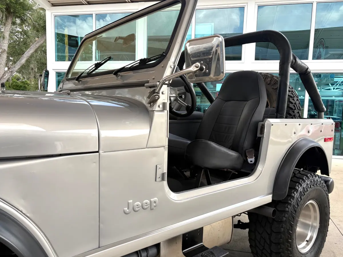 Vehicle photo 13