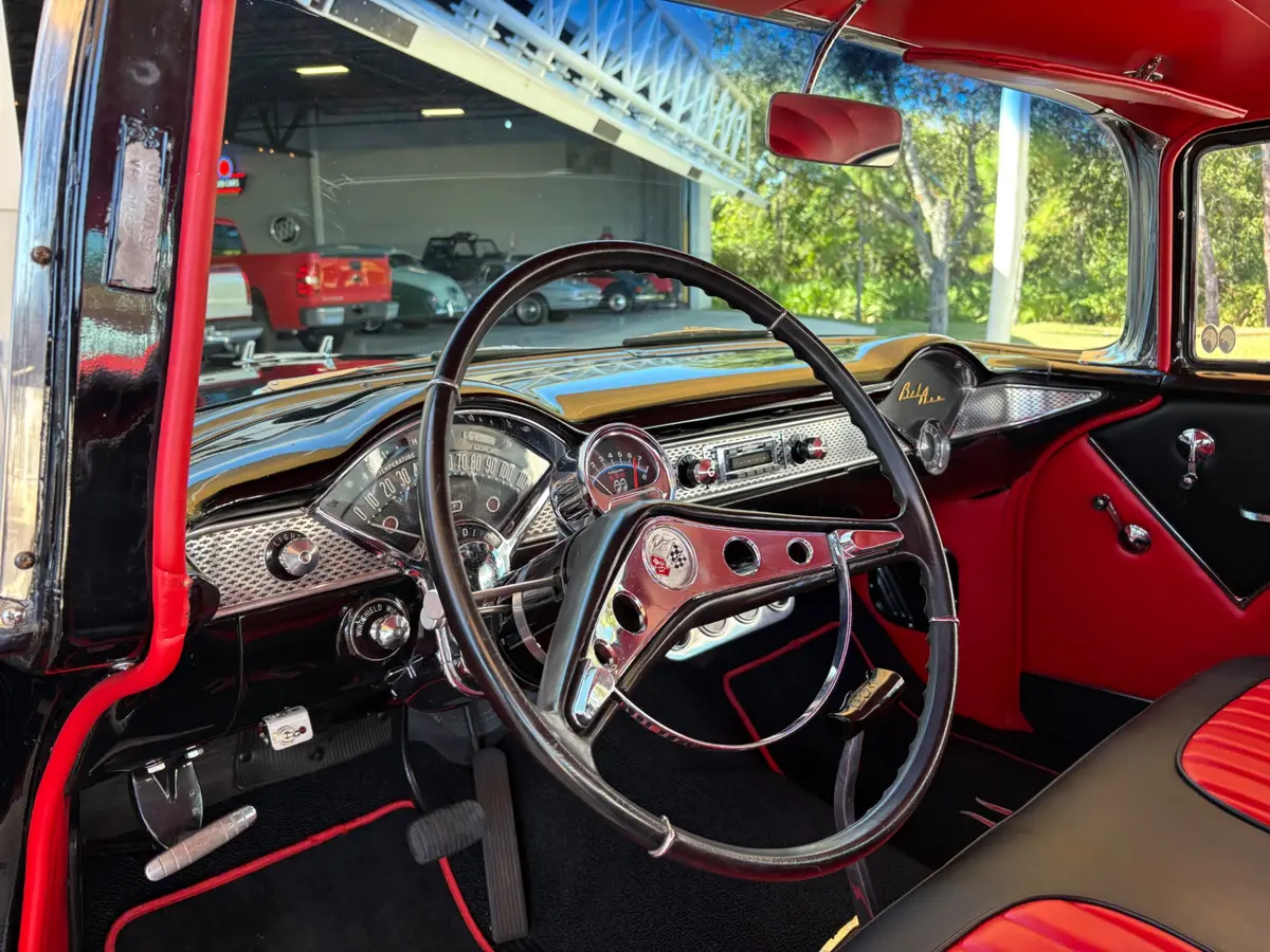 Vehicle photo 31