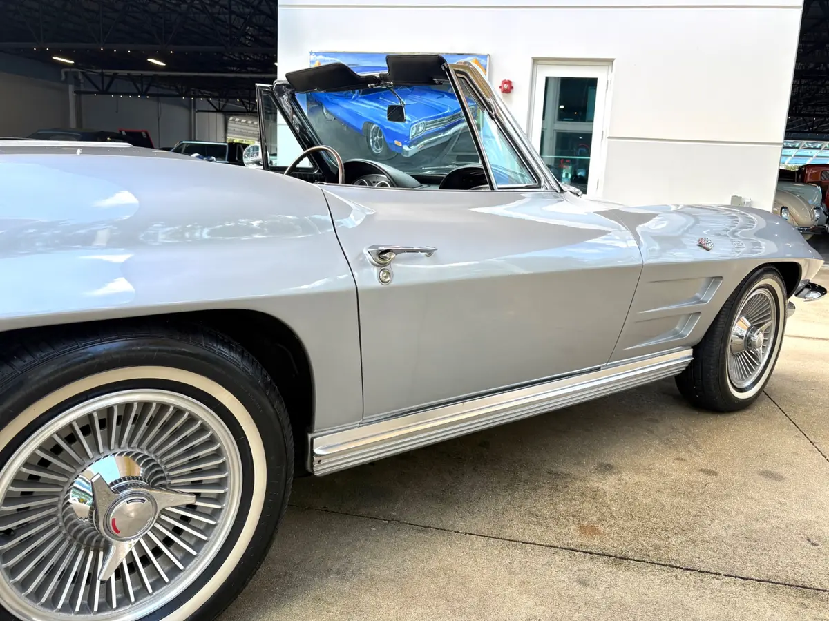 Vehicle photo 17
