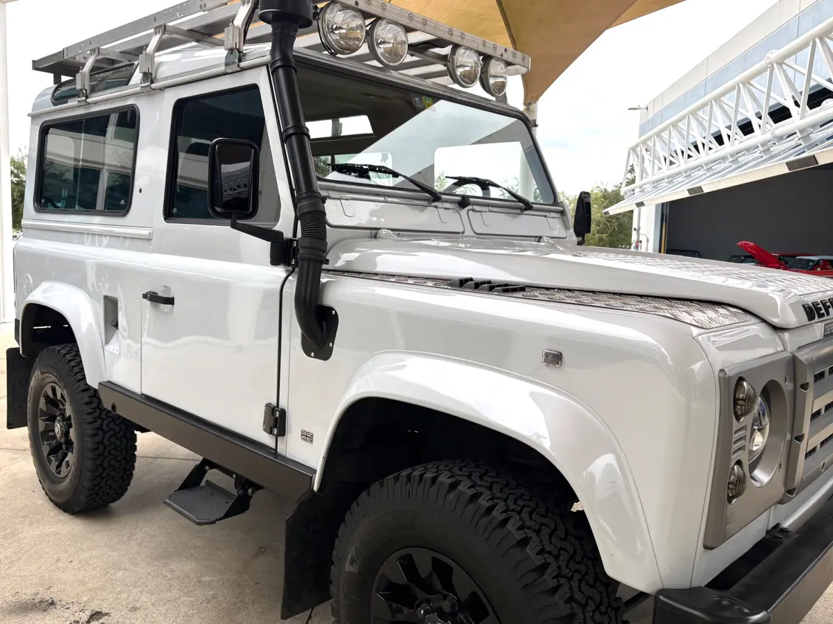 Vehicle photo 19