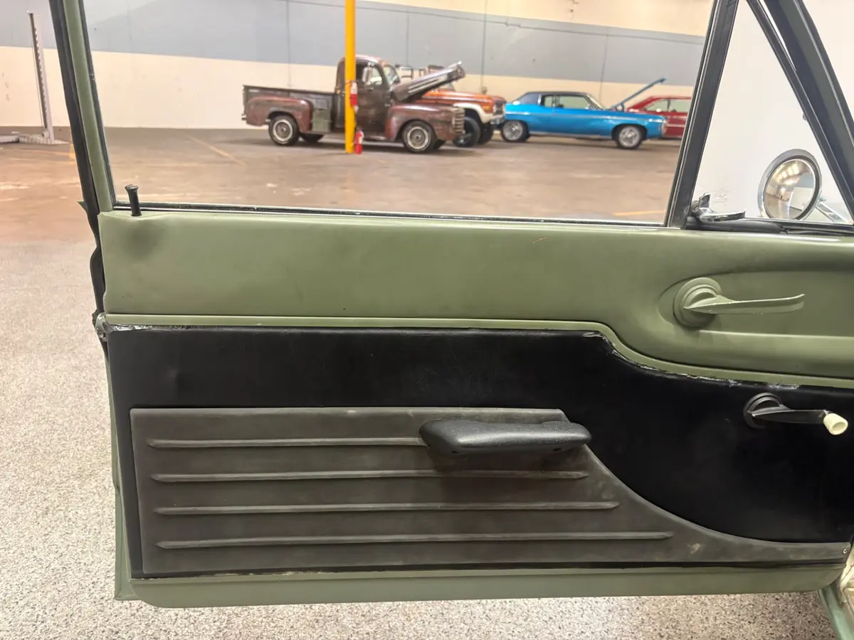 Vehicle photo 17