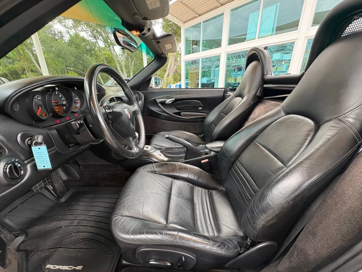 Vehicle photo 32