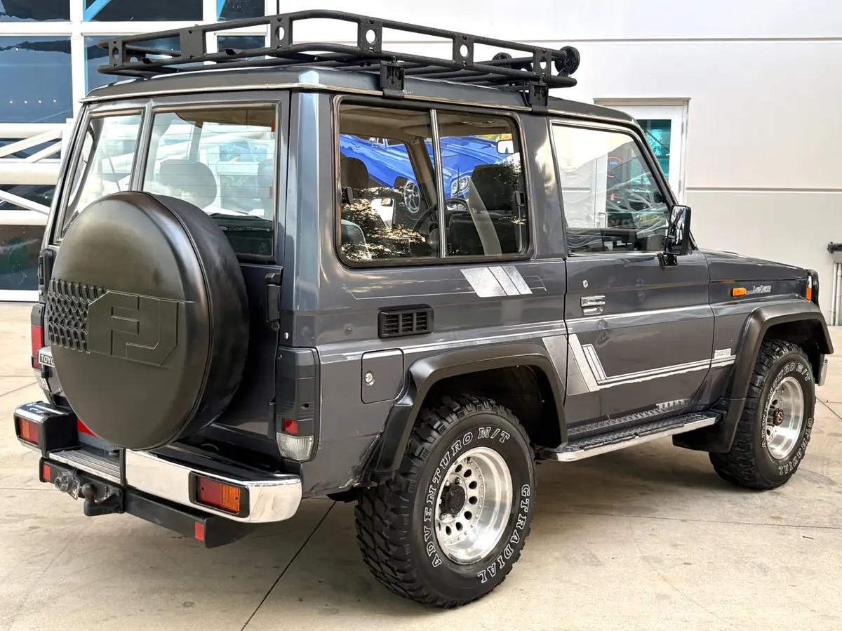 Vehicle photo 6