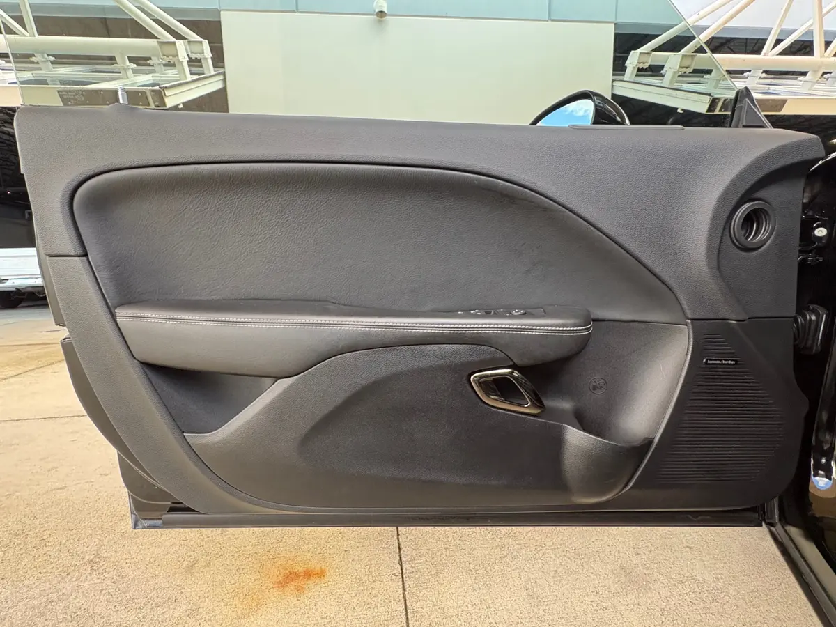 Vehicle photo 30