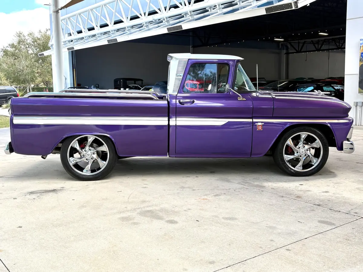 Vehicle photo 5