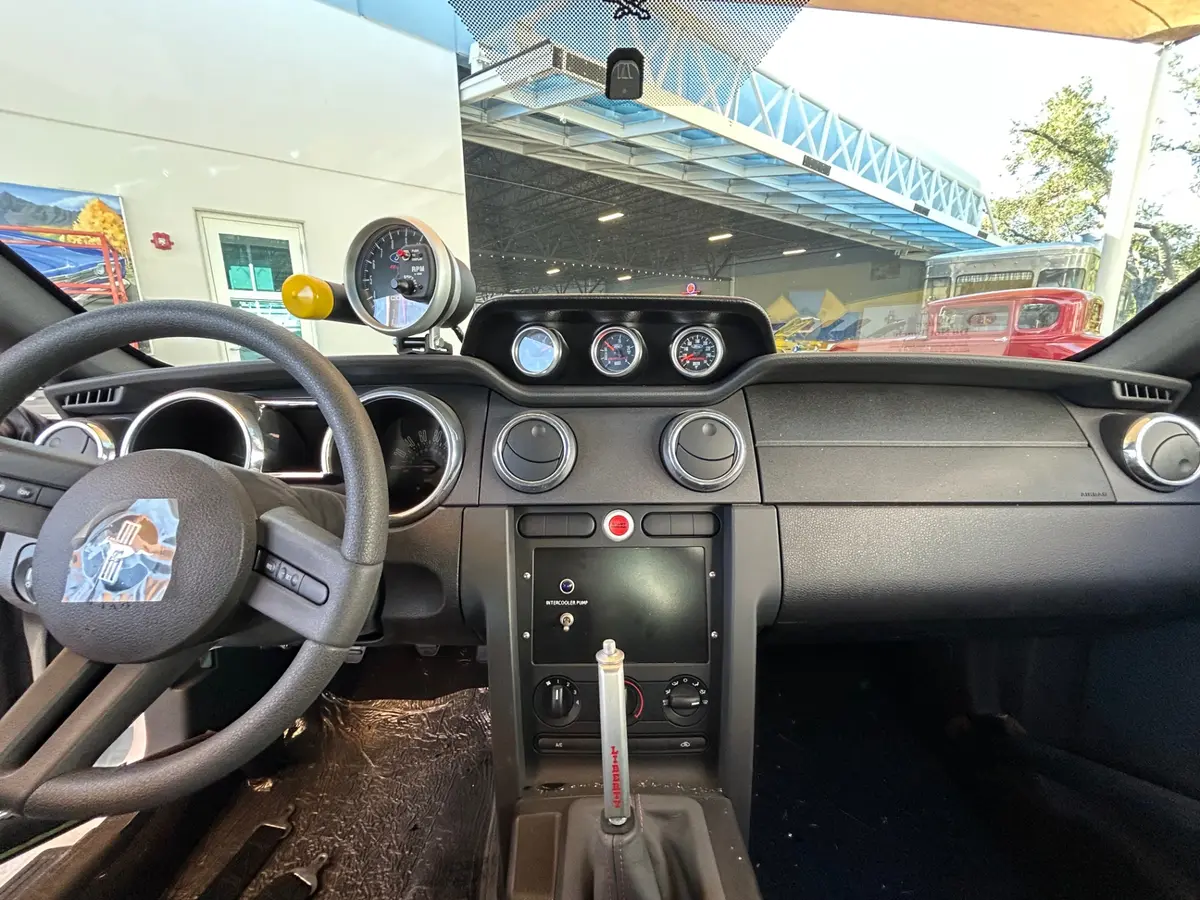 Vehicle photo 26