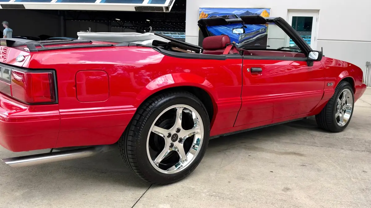 Vehicle photo 16