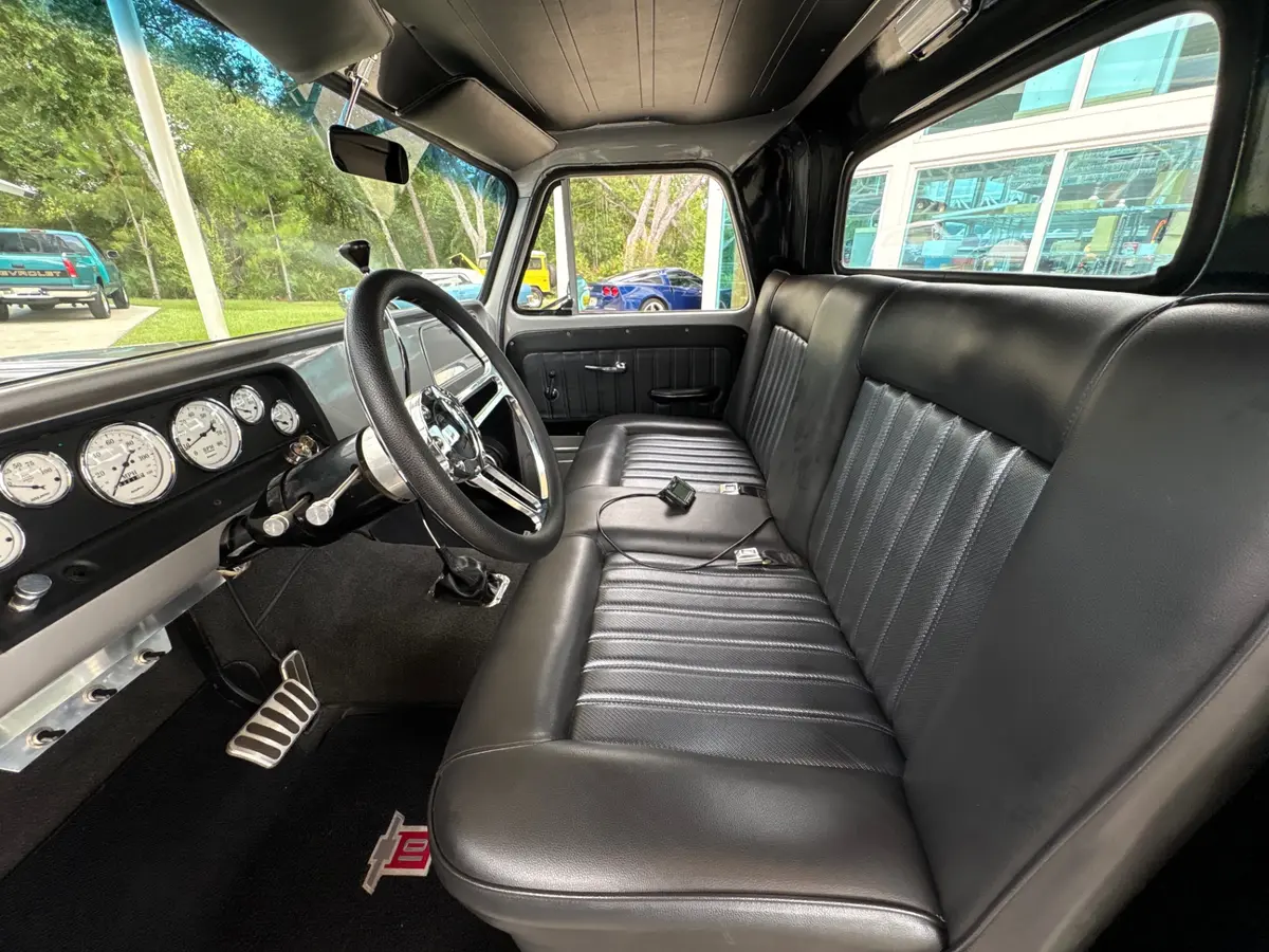 Vehicle photo 30