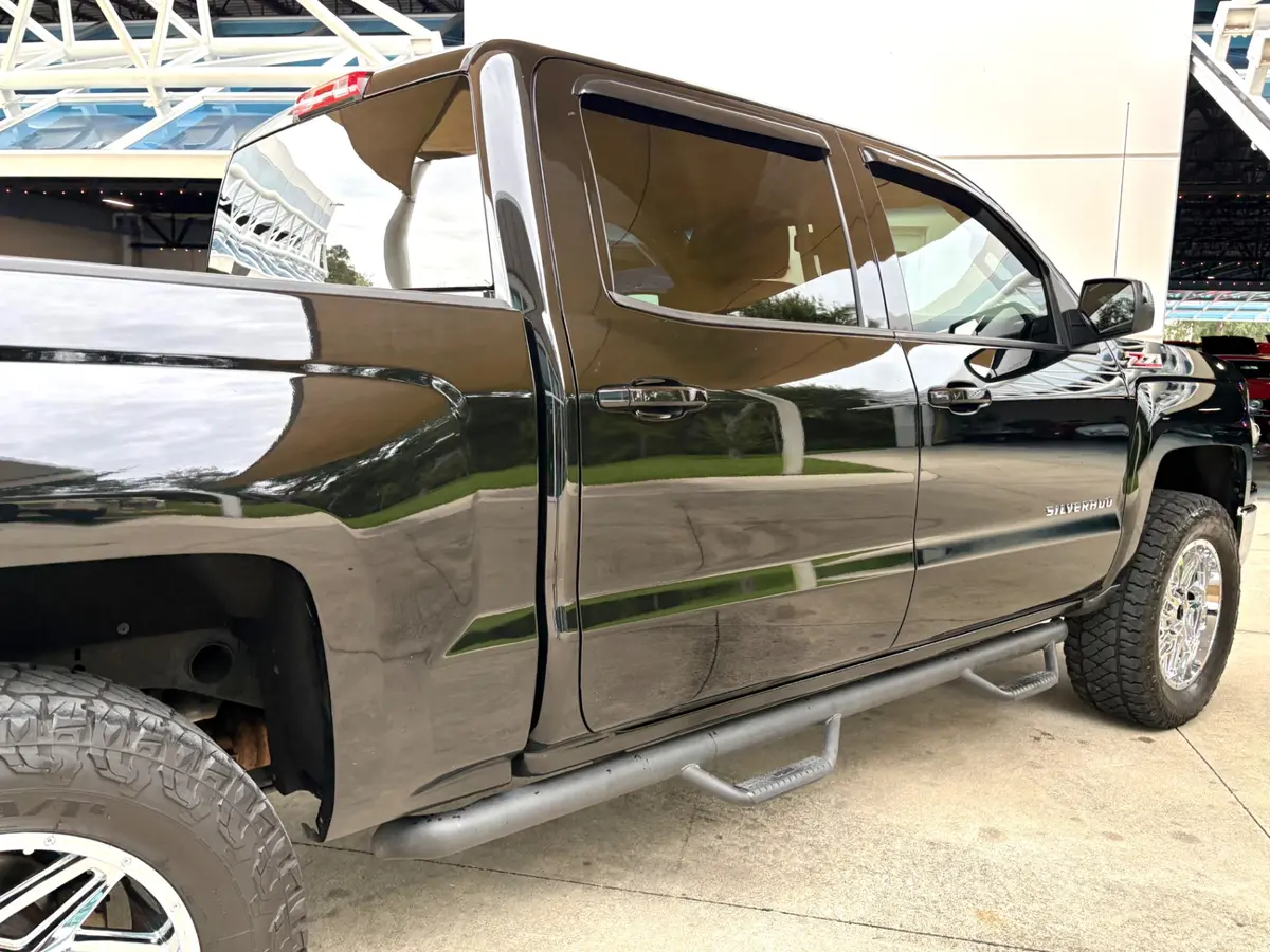 Vehicle photo 17