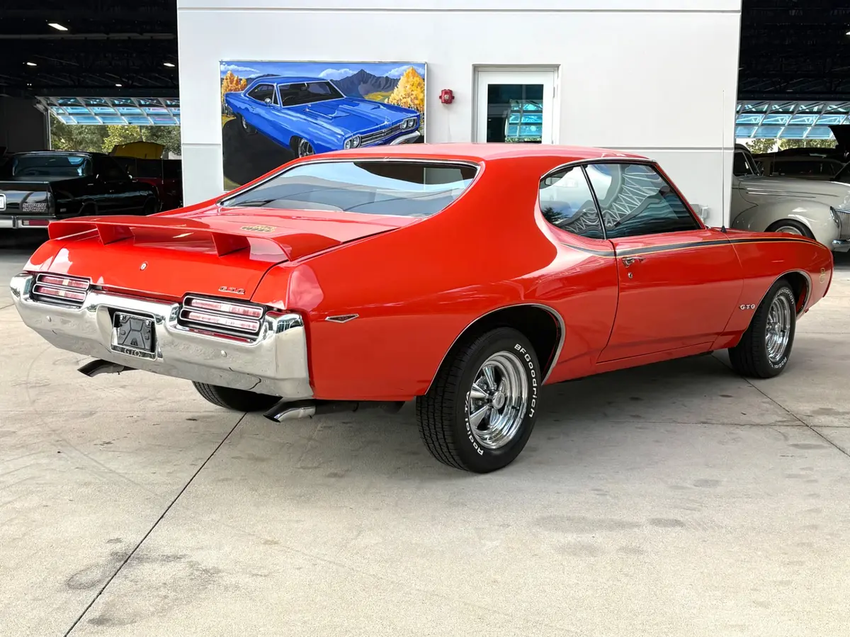 Vehicle photo 6