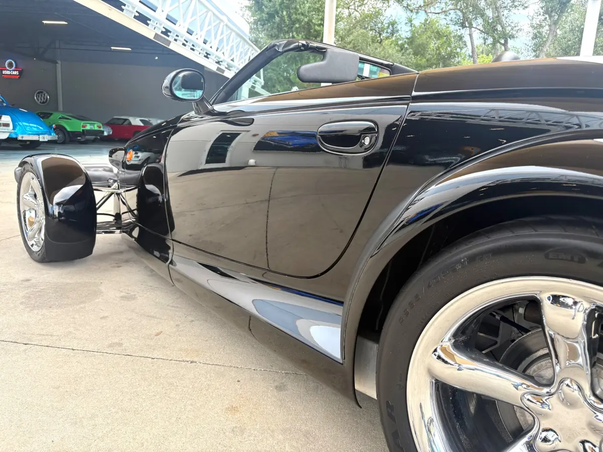 Vehicle photo 14