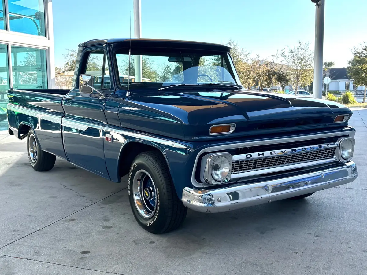 Vehicle photo 4