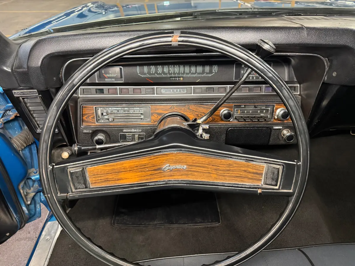 Vehicle photo 23