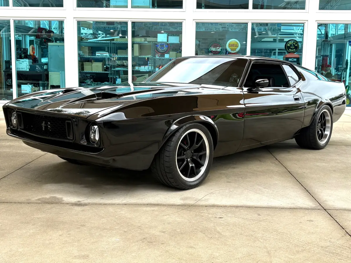 Vehicle photo 11